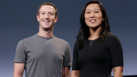 Mark Zuckerberg i-a făcut statuie soției sale, Priscilla Chan. Are aproximativ 2,5 metri înălțime și a fost plasată sub un copac