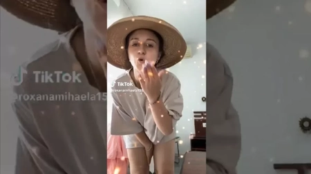 Horă mare la Prefectura Iași! Roxana, purtătoarea de cuvânt, este aruncată din brațele unuia, în brațele altuia. Până la urmă, cine este stăpânul brunetei jucăușe de doar 23 de ani?  – FOTO/EXCLUSIV