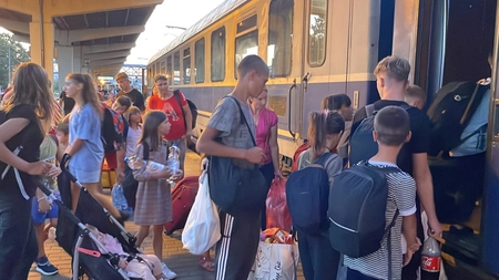 Sute de copii se bucură de o vacanță la mare datorită părintelui Dan Damaschin. Astăzi pleacă o nouă serie