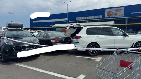 Incident terifiant într-o parcare! Un copil de 6 ani a trecut cu mașina <em class='ep-highlight'>peste</em> mama sa