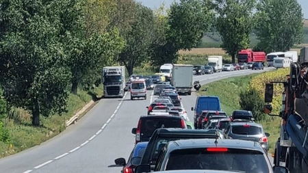 Filmul accidentului de pe Europeană! O tânără de 18 ani a fost izbită de TIR. Motocicleta pe care se afla a ajuns pe contrasens, unde a mai fost o dată acroșată de un alt camion. Cum a scăpat femeia cu viață?