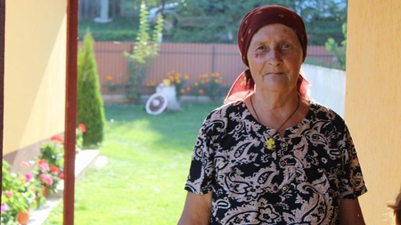 Bunica Ioana folosește metode băbești pentru a afla sexul bebelușului. Iată cum utilizează acul, sarea sau inelul pentru a afla dacă viitoarele mămici vor avea fetiță sau băiat