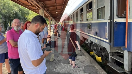 Călători lăsați în soare de CFR! Trenul Iași – București a rămas o oră blocat în Gara Nicolina: „Ne-au pus pe toți în pericol!” - FOTO/VIDEO
