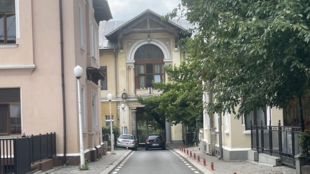 Cu siguranță că ai trecut pe lângă această casă din zona Copou, dar nu ai știut niciodată ce povești sunt ascunse în spatele zidurilor groase. A fost împărțită de medici și personalități ale vremii, iar acum are o valoare inestimabilă