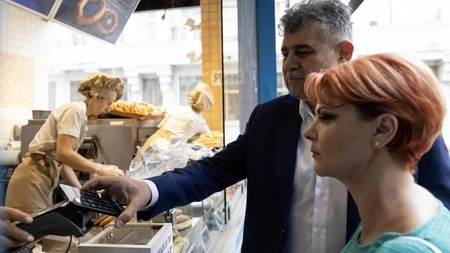 În goana după voturi, Marcel Ciolacu a luat-o pe Olguța Vasilescu și s-au pozat cumpărând covrigi: 
