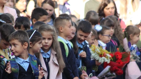 Mai mulți părinți din Iași sunt nemulțumiți, deoarece elevii claselor primare vor învăța, din toamna acestui an, după-amiaza: „Ne descurcăm cu resursele pe care le avem”