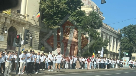 Sute de persoane participă la „Întâlnirea Tinerilor Ortodocși din Moldova”, la Iași