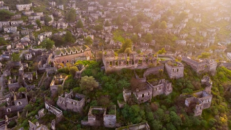 Orașul fantomă care atrage tot mai mulți turiști. La ce trebuie să fie atenți vizitatorii când ajung aici