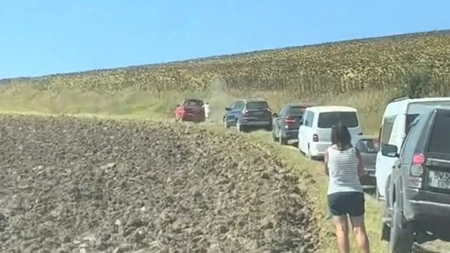 Iașul a ajuns de râsul întregii țări! Priviți aceste imagini surprinse pe „varianta” ocolitoare a aglomerației de la Podu Iloaiei. Nu este o glumă, ci realitate pură