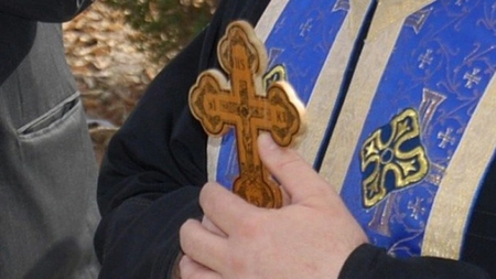 Își bănuia soția că îl înșeală cu preotul din sat și a implicat-o pe femeie într-un întreg scandal. Tânăra este acum în pericol de moarte: „Familia ei suferă de nenumărate boli psihice și îi dorește sfârșitul”