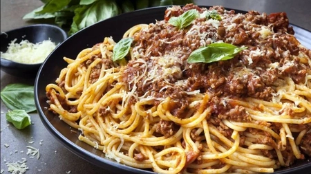 Rețetă simplă de spaghete cu carne tocată. O masă rapidă și sățioasă