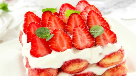 Tiramisu cu căpșuni -  O variantă fresh a unui desert italian clasic