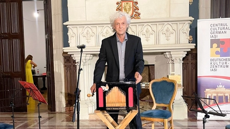 Adrian Oswalt, un compozitor și aranjor pentru flașnetă din Germania, a readus muzica mecanică la Iași: „Iubesc Iașul, vin aici de la sfârșitul anului 1998, îmi place aici”