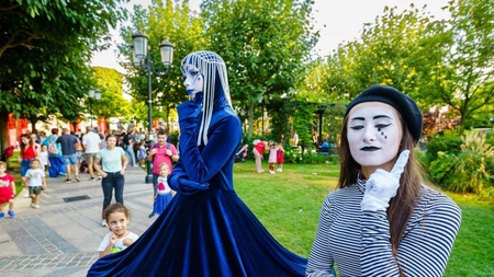 Check Art Festival revine în Iulius Town: marionete uriașe, statui vivante, mimi, bufoni, fire show și multe alte surprize, în weekend