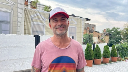 Și-a luat inima în dinți și a plecat în SUA. „Fotograful de vedete”, Edward Aninaru, a trăit visul american când a ajuns să lucreze cu Celine Dion, la Hollywood: „Când am plecat în America, am crezut că toată lumea o să mă aplaude”