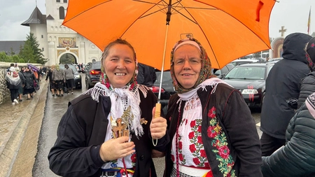 Emina Mladenović a venit din Serbia până la Mănăstirea Hadâmbu din Iași pentru a-i face o surpriză prietenei sale. Cele două femei s-au cunoscut pe Facebook, iar credința le-a unit: „Nici nu visam să ajung aici”