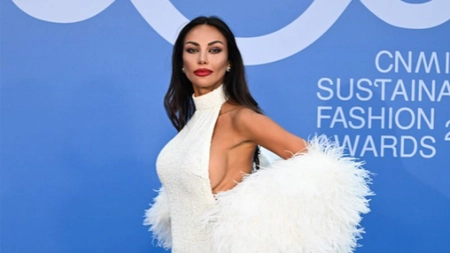 Mădălina Ghenea, superbă într-o rochie îndrăzneață, cu spatele gol! Decupaje laterale i-au pus senzualitatea în valoare