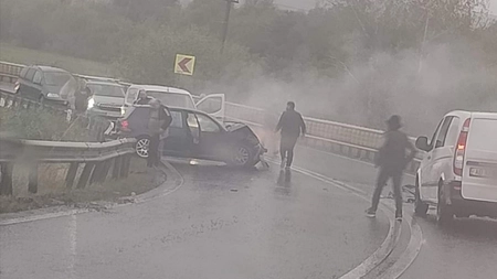 Coliziune între două autoturisme și un microbuz pe DN1. Patru persoane au fost rănite