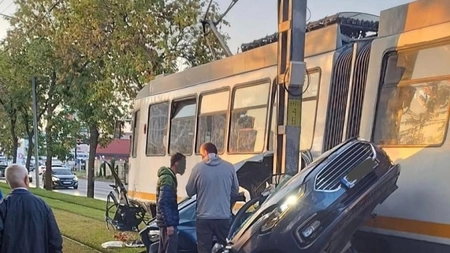 Accident rutier grav în București! Un autoturism a fost zdrobit de un tramvai. Șoferul a murit, iar vatmanul a fost prins drogat