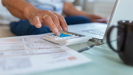 Pensionarii ar putea primi un ajutor financiar pentru factura la curent. De când intră în vigoare noua lege