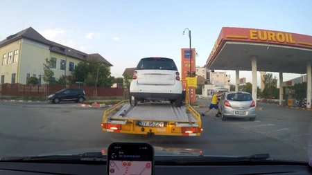 Imagini greu de privit, în trafic! Bătaie cu pumnii și picioarele între un polițist și un șofer