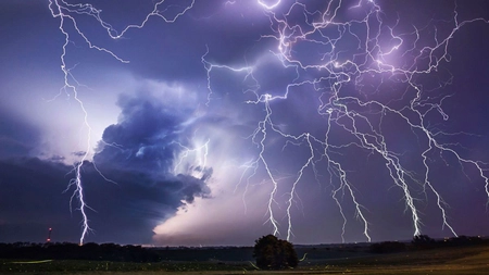 Meteorologii au emis Cod Galben de furtuni și vijelii. Județele afectate de avertizare