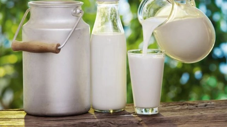 Cât timp poate rezista laptele din frigider după data expirării? Ce riscuri sunt și cum îți dai seama dacă este stricat