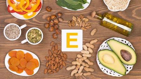 Ce beneficii are vitamina E uleioasă? Utilizările sale esențiale pentru sănătate și frumusețe