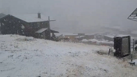 Prima ninsoare din acest an a căzut în România, iar zăpada a început să se aștearnă