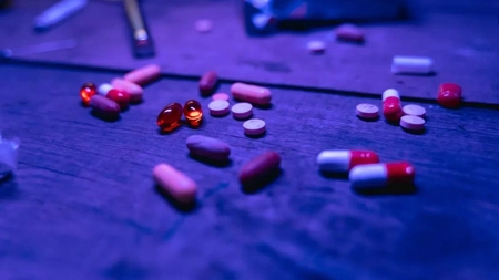 Noile substanțe psihoactive de pe piața din Iași imită drogurile de mare risc. Sunt prelucrate în „laboratoare clandestine” și creează dependență