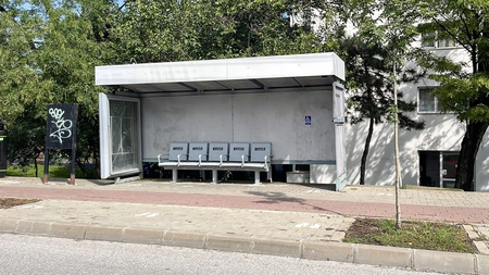 Stațiile de la CTP Iași nu rezistă! Călătorii sunt nevoiți să aștepte autobuzele în ploaie: „Am vrut să mă adăpostesc și se infiltra apa prin acoperiș”