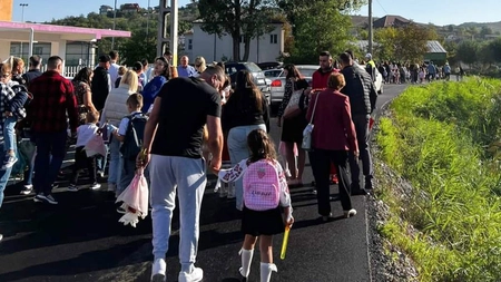 În timp ce oficialitățile se pozau în noua grădiniță din Bucium, părinții erau conduși în corpul vechi al clădirii, unde vor învăța cei mici: „Mă duc la o grădiniță privată pentru că am ajuns la disperare”