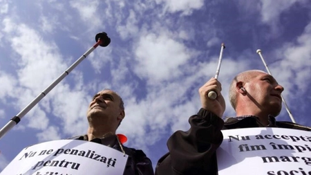 Nevăzătorii ieșeni sunt nemulțumiți de discuțiile cu Marcel Ciolacu și amenință cu noi proteste. „Nu dorim o indemnizație în loc de pensie”