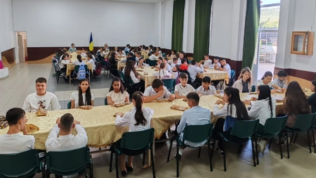 Din cele 44 de școli ieșene care oferă „Masa sănătoasă”, în 20 a început deja distribuirea pachetelor: „Copiii au primit deja pachetul alimentar”