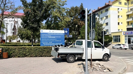 Semafoarele de la Podu Iloaiei au fost montate de decor! Sistemul nu funcționează, primăria ridică din umeri, iar șoferii stau cu orele în trafic