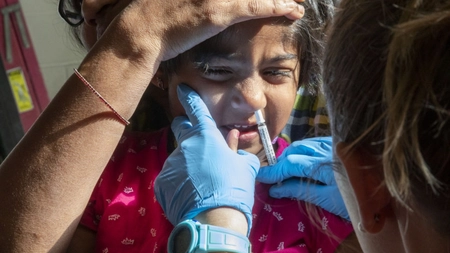 Vaccinurile se vor administra acasă, fără injecție și personal medical. Cui sunt destinate