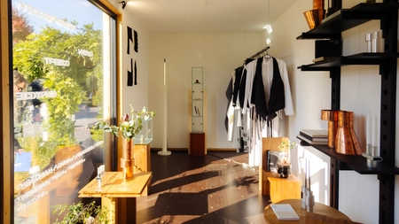 Antreprenoriatul creativ în prim-plan: Iulius Mall Cluj găzduiește pop-up-ul designerului Radu Abraham, câștigător al programului Rezidența Antreprenorială