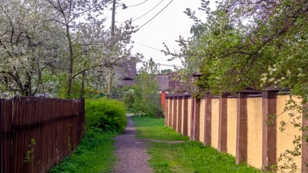 Amenzi usturătoare pentru românii care locuiesc la curte dacă fac această greșeală! Legea este foarte aspră