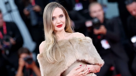 Angelina Jolie, fotografiată semnând un afiș cu chipul fostului ei soț. Ce a spus despre divorțul de Brad Pitt