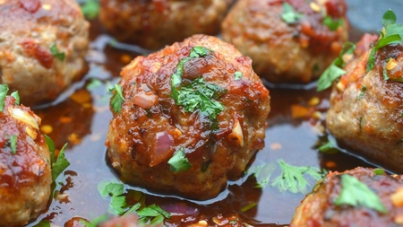 Pârjoale moldovenești din carne de porc. Care este ingredientul care le face pufoase?