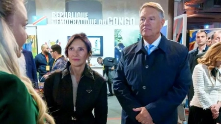 Carmen Iohannis s-a făcut de râs la summit-ul francofoniei de la Paris! Ce detaliu din ținuta ei a surprins neplăcut
