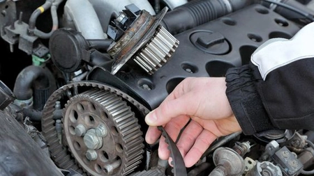 La câți km se schimbă distribuția? Ce se întâmplă cu mașina dacă se rupe cureaua?