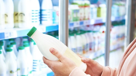 Cu cât s-a scumpit laptele din cauza secetei! Vor crește prețurile și la alte produse lactate