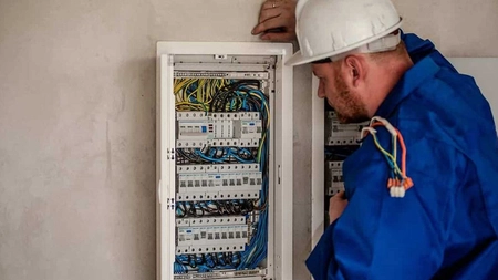 Angajări în străinătate! Ieșenii pot munci ca electricieni, instalatori sau șoferi de autobuz