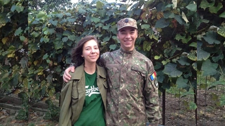 O absolventă a Universității Cuza din Iași a lansat o piesă pentru fratele său militar, mort în condiții suspecte! Ilona Dănilă: „Eroul vieții mele a fost împușcat în inimă”