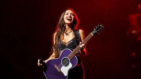 Cântăreața Olivia Rodrigo, moment neașteptat și amuzant în timpul concertului: „O decizie proastă, nu-i așa?”