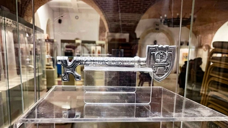 Replica după cheia de la ușa bisericii din Cetatea Kalemegdan, unde au stat moaștele Sfintei Parascheva, expusă la Muzeul Mitropolitan din Iași