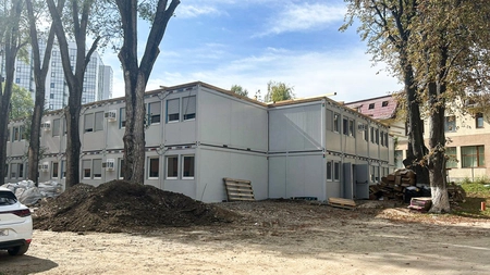 Lucrările de la școala modulară din curtea Colegiului Pedagogic din Iași se apropie de final! Peste 150 de containere vor forma cele 33 de săli de clasă