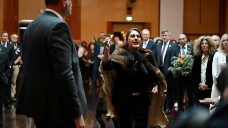 Senatoara australiană Lidia Thorpe, scandal în prezența regelui Charles al III-lea, acuzându-l de genocid: ”Dați-ne pământul înapoi, dați-ne ceea ce ați furat!” - VIDEO