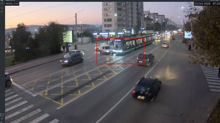 Accident rutier în CUG! Momentul coliziunii dintre un autoturism și un tramvai, surprins de camerele de supraveghere din zonă